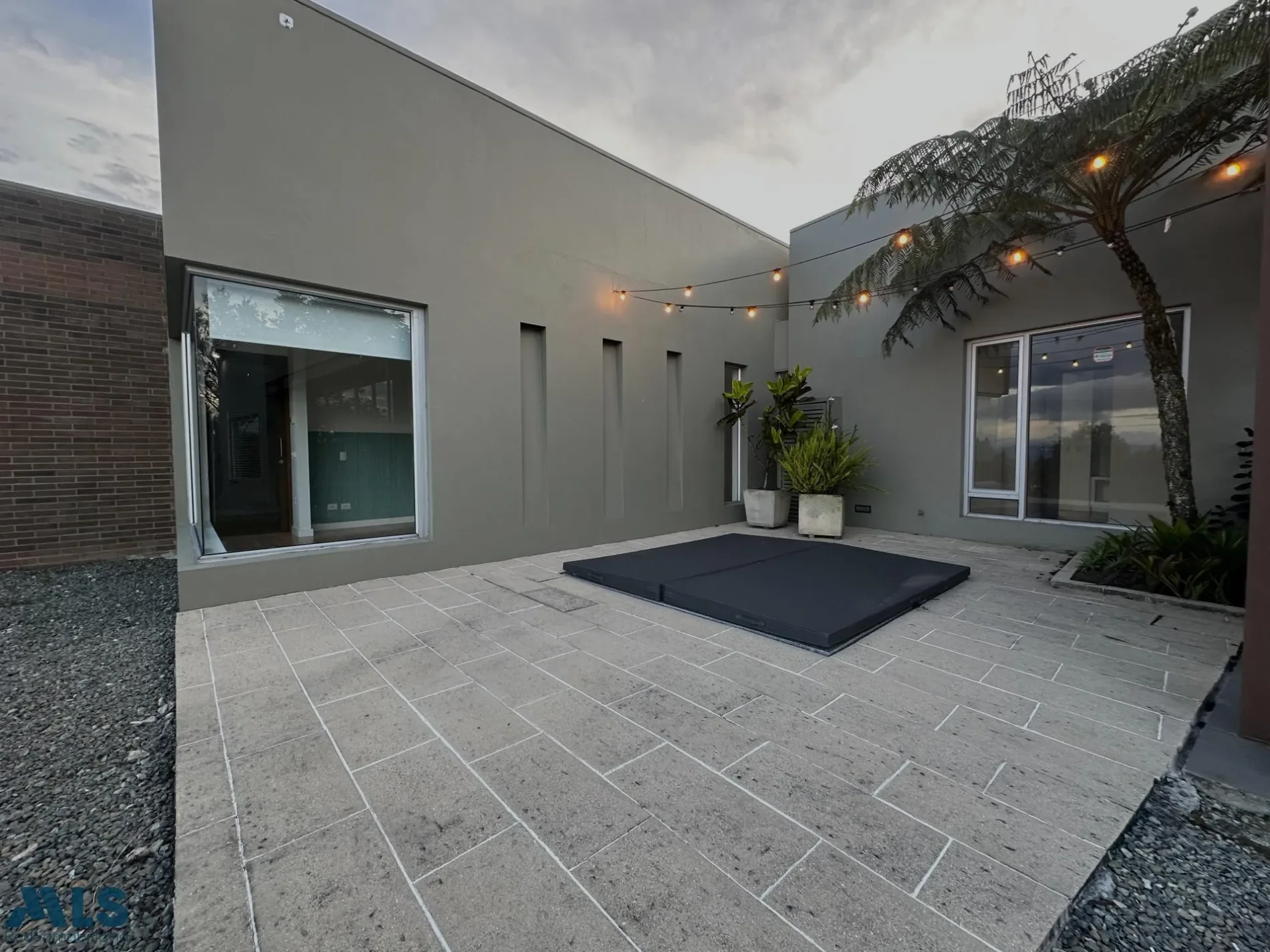 Exterior photo 4