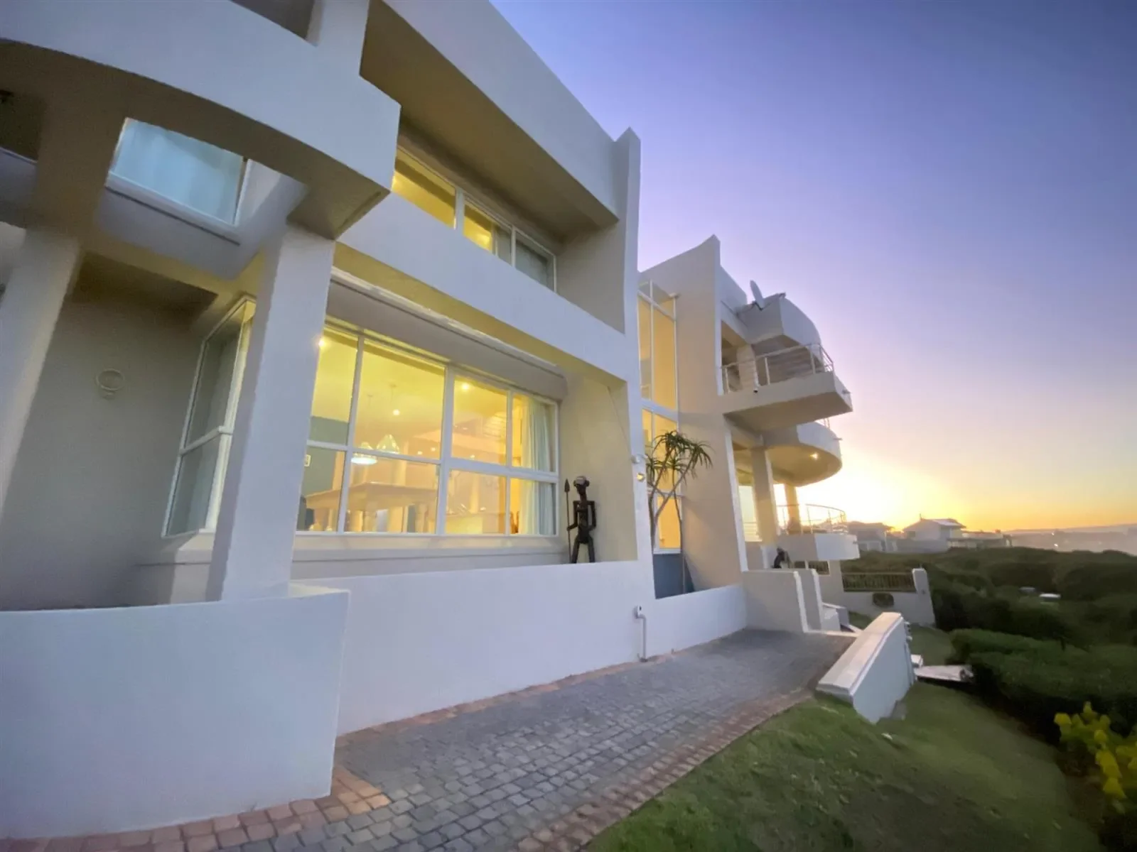 Exterior photo 7