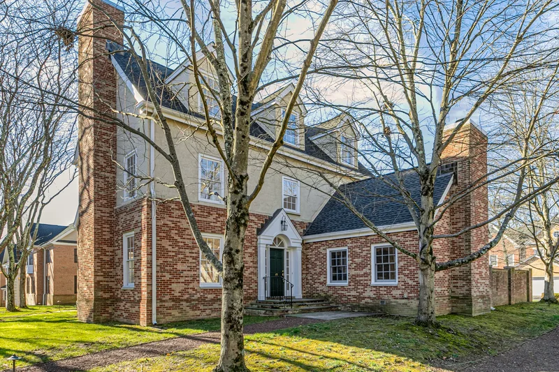 Expansive Main Suite And Extra Large Courtyard In A Prime End Position