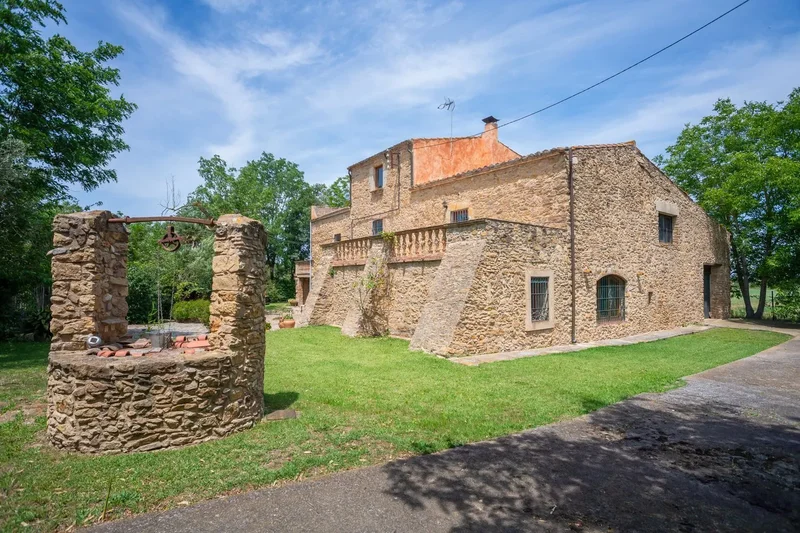 A las afueras, Pals, Catalonia, Spain. - Photo 13