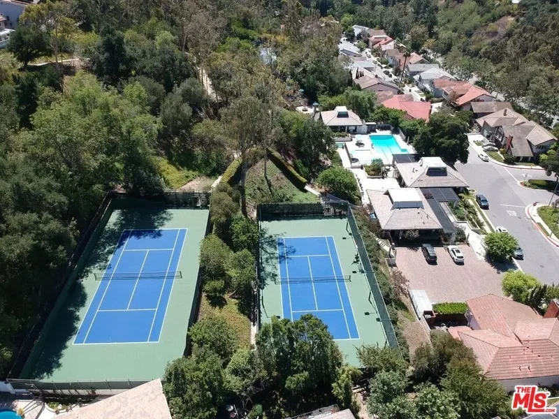 2880 Woodwardia Drive, Los Angeles, California, United States. - Photo 47