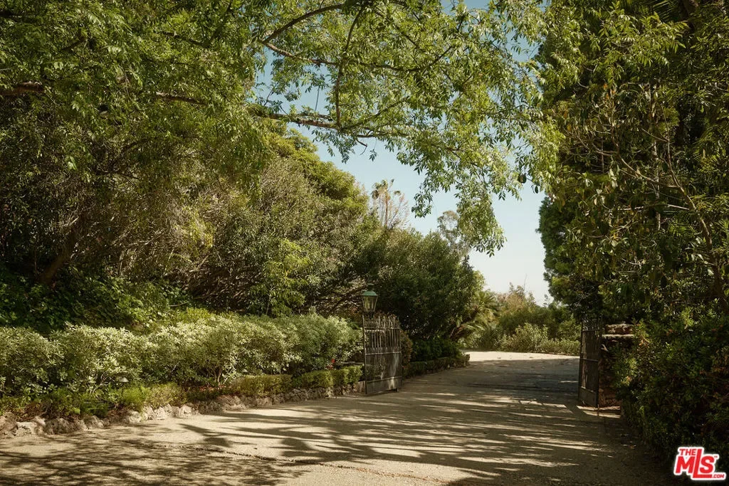 1117 N Beverly Drive, Beverly Hills, California, United States. - Photo 22