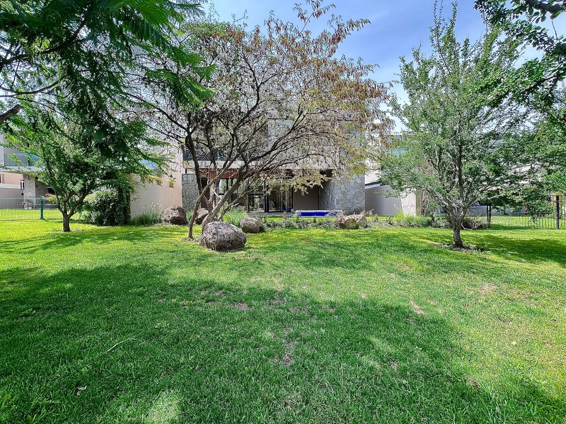 Exterior photo 3