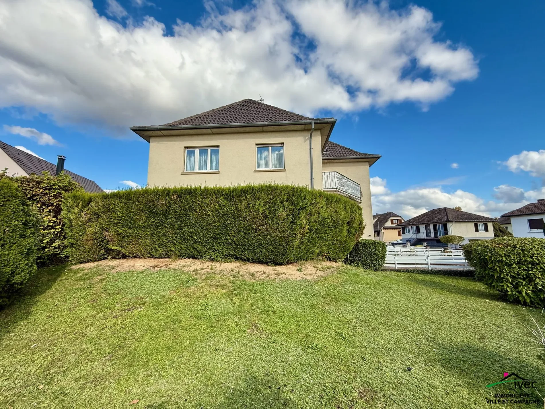 Exterior photo 4