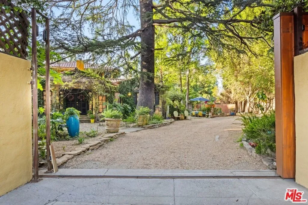 14957 Valley Vista Boulevard, Los Angeles, California, United States. - Photo 2