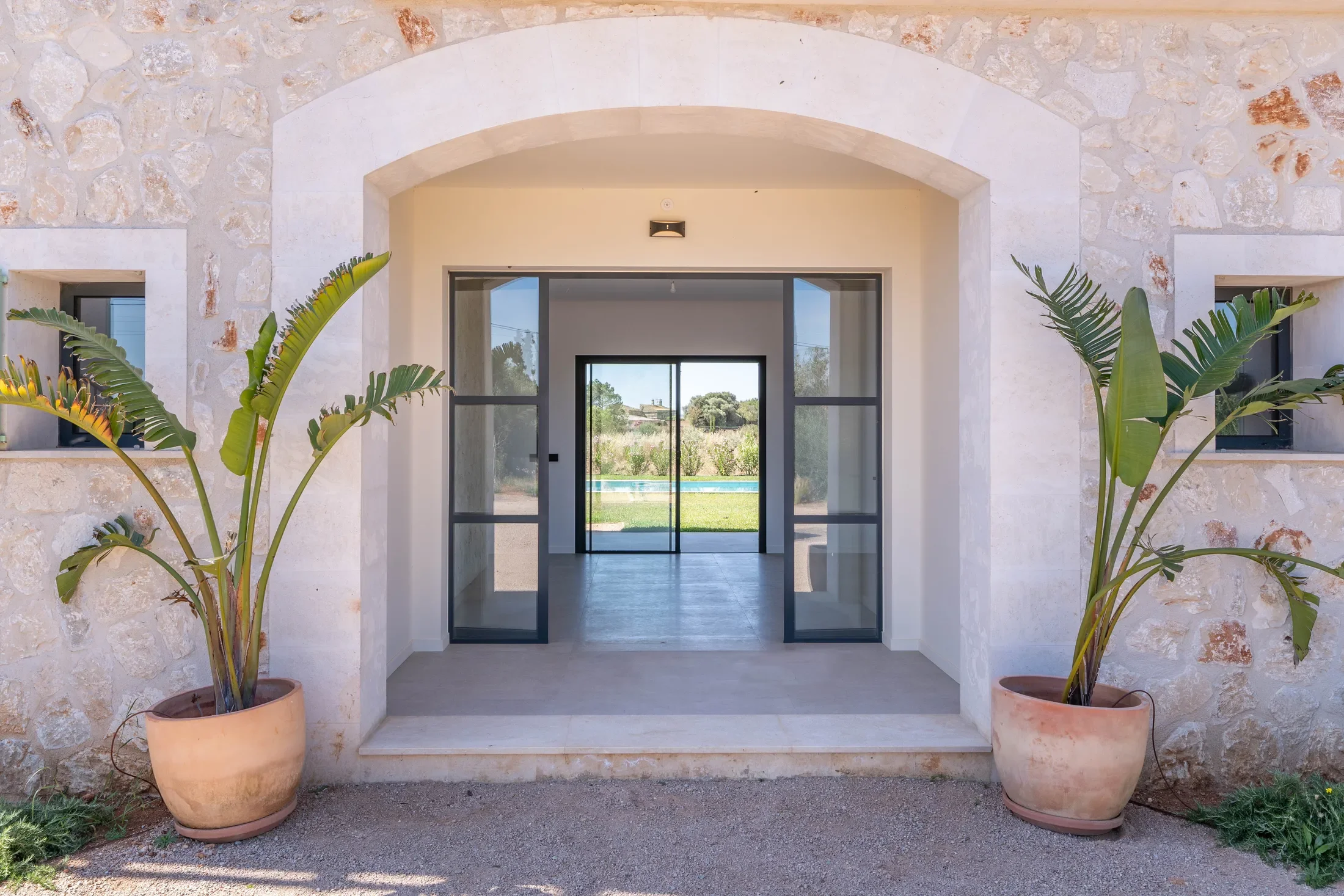 Exterior photo 1