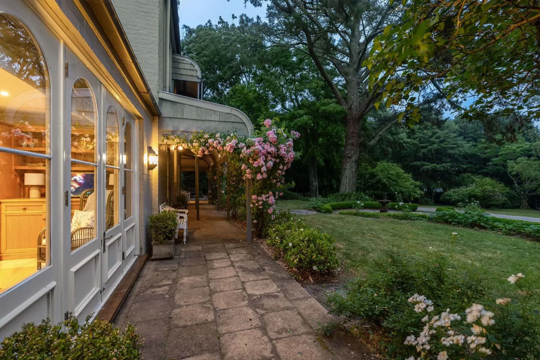 Exterior photo 6