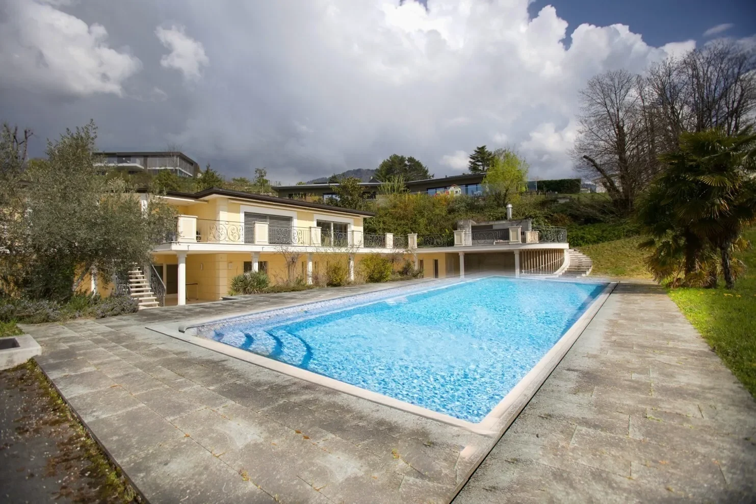 Exterior photo 3
