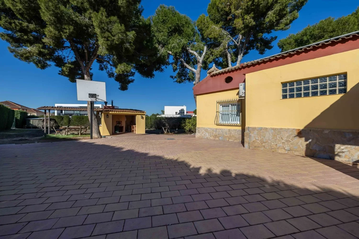 Exterior photo 6