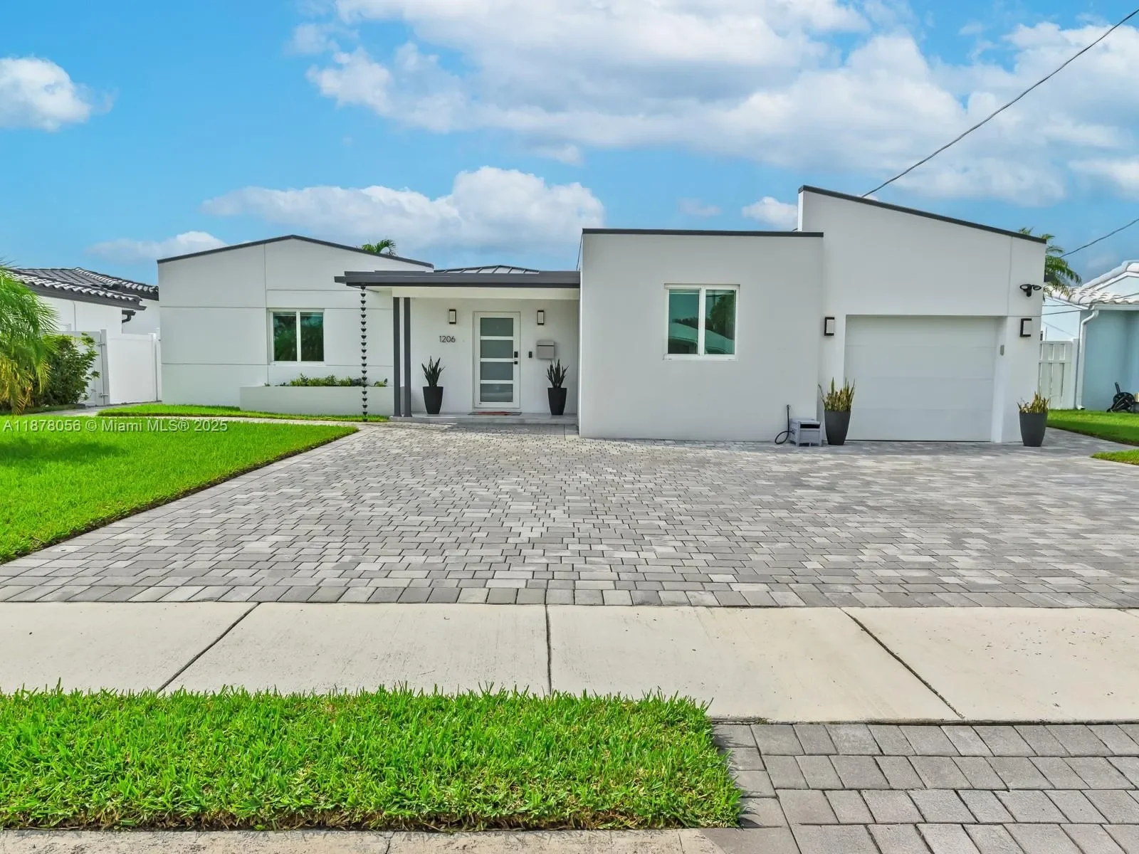 Exterior photo 6