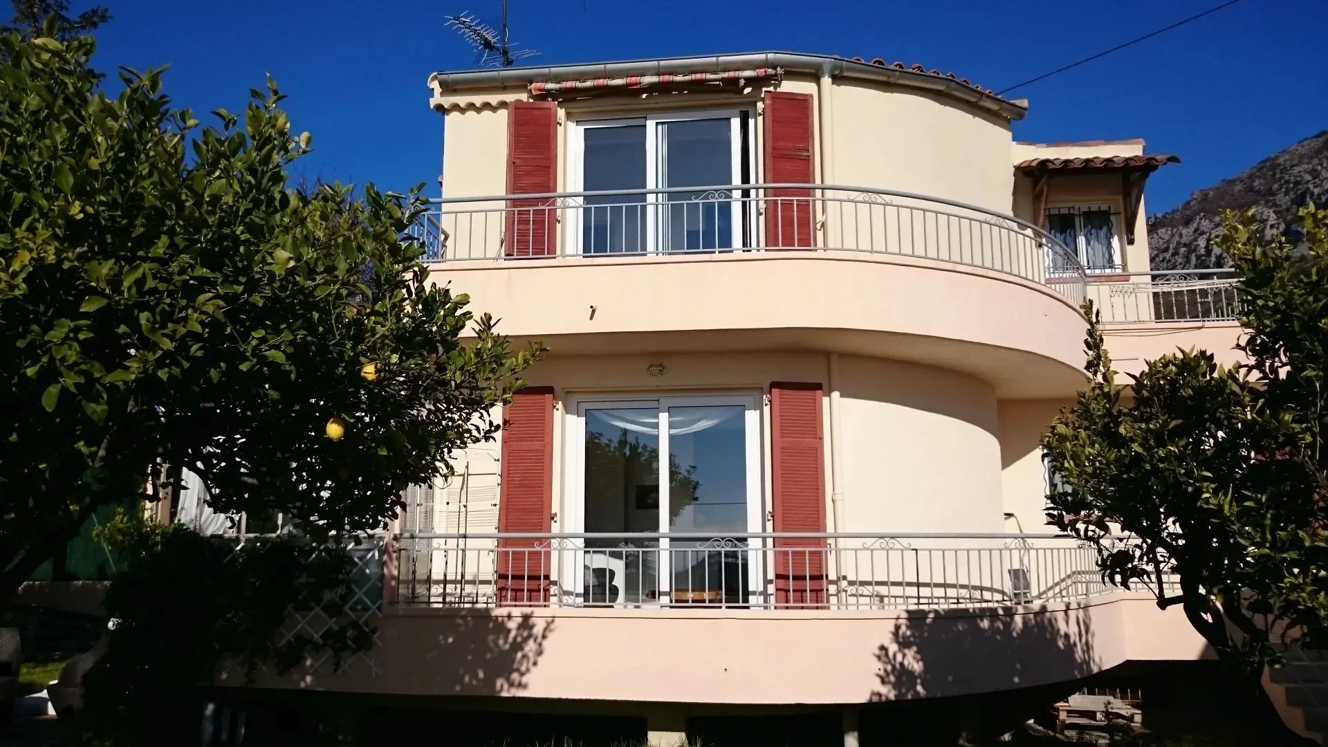 Exterior photo 2