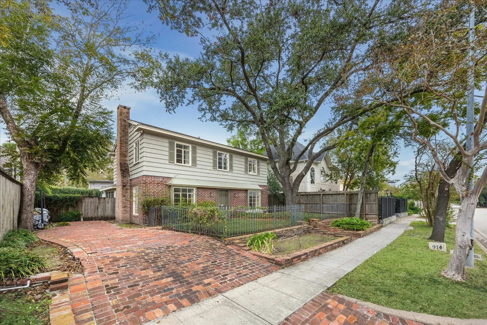 Exterior photo 4