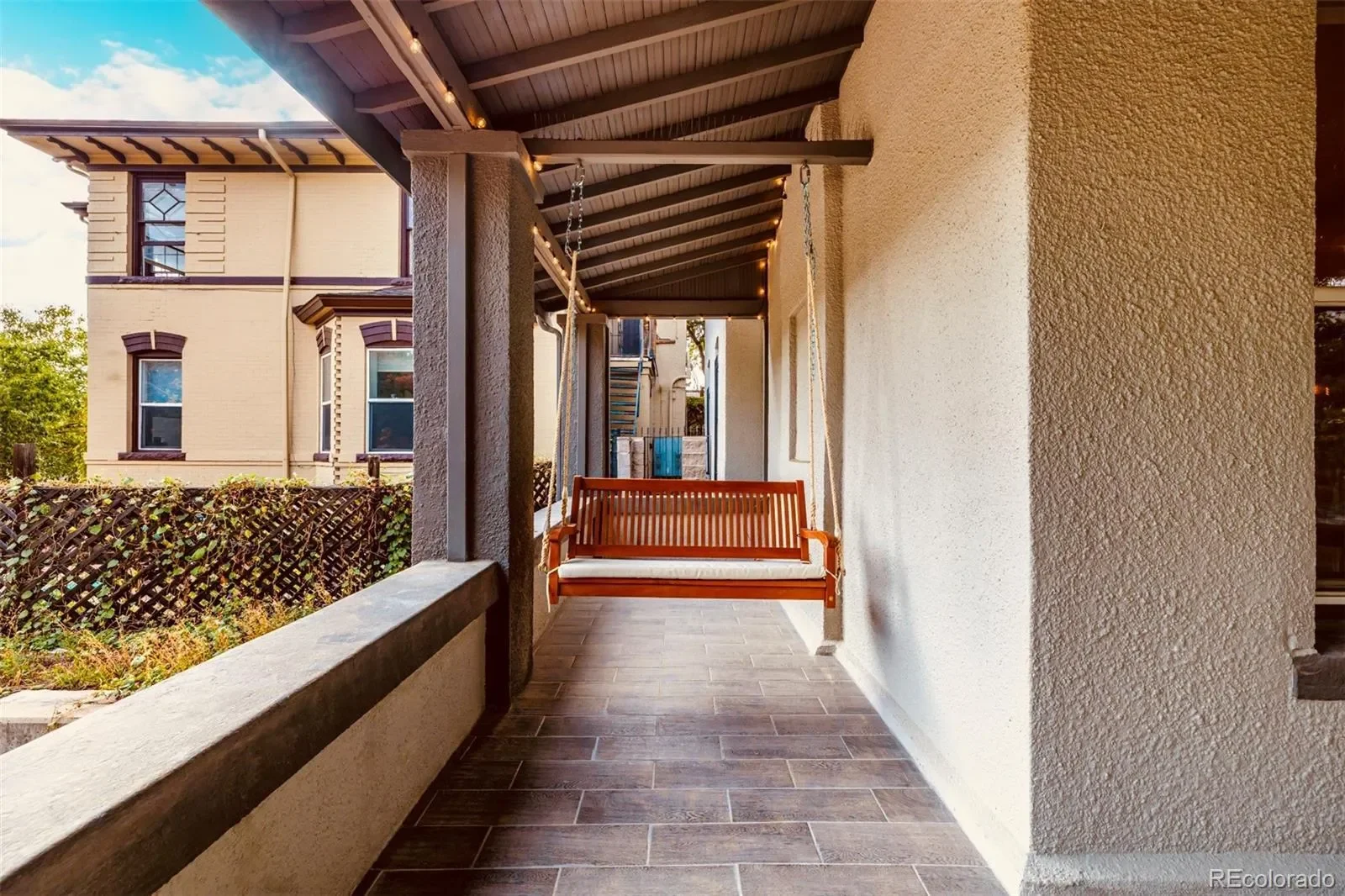 Exterior photo 2