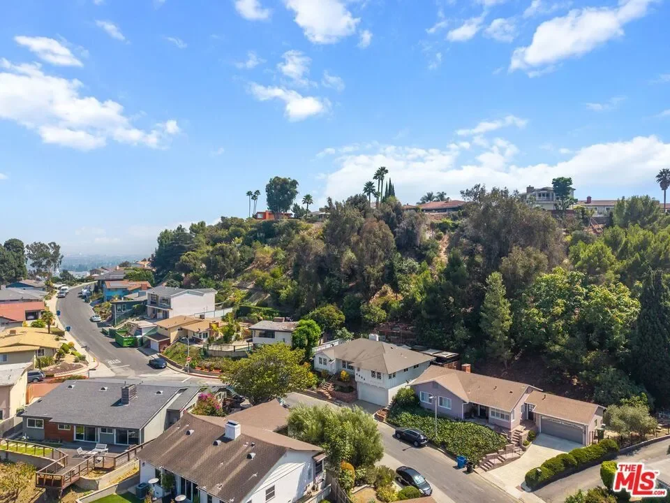 4406 Don Diablo Drive, Los Angeles, California, United States. - Photo 20
