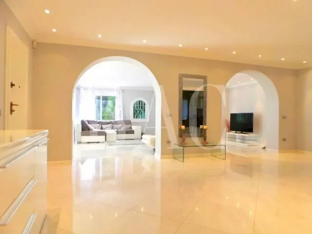 Sale of villa in Saint-Jean-Cap-Ferrat, 14 rooms, 8 bedrooms, 550 m², €15,900,000