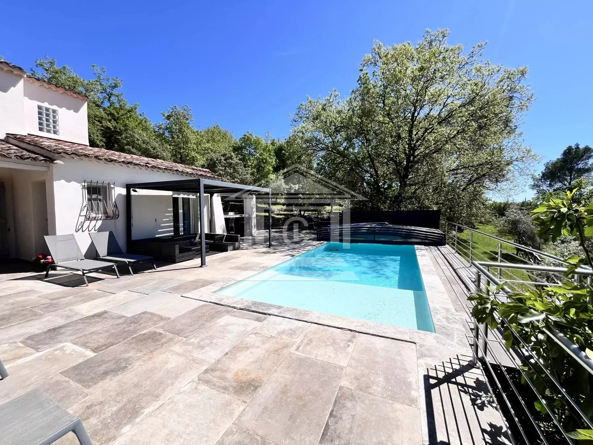 Exterior photo 8
