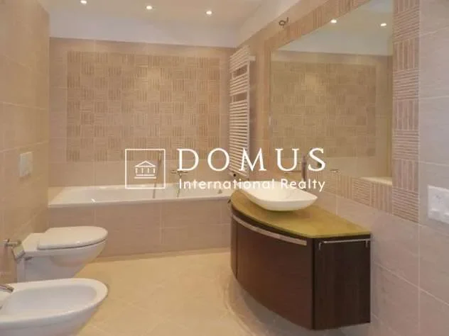 Prestigious apartment in historical building