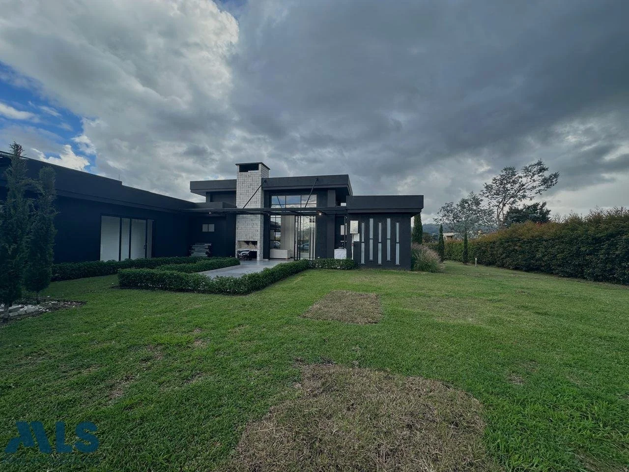 Exterior photo 3