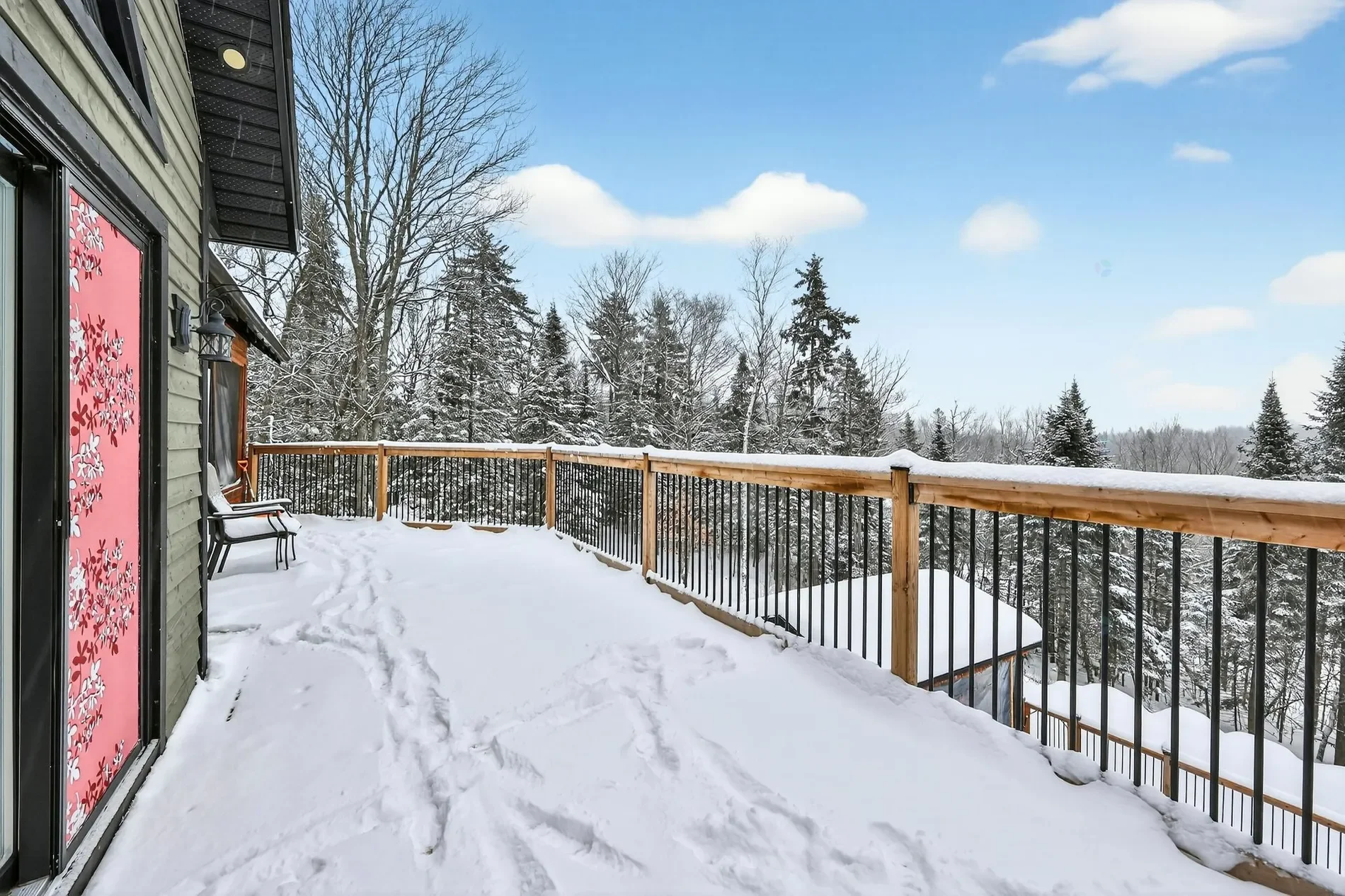 Exterior photo 6