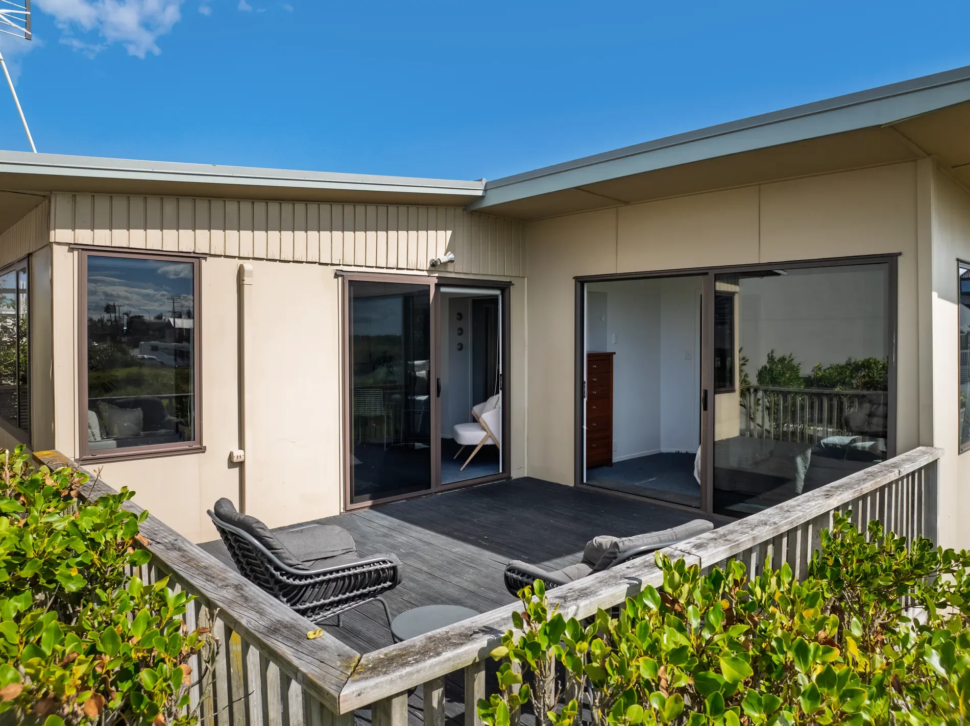 Exterior photo 6
