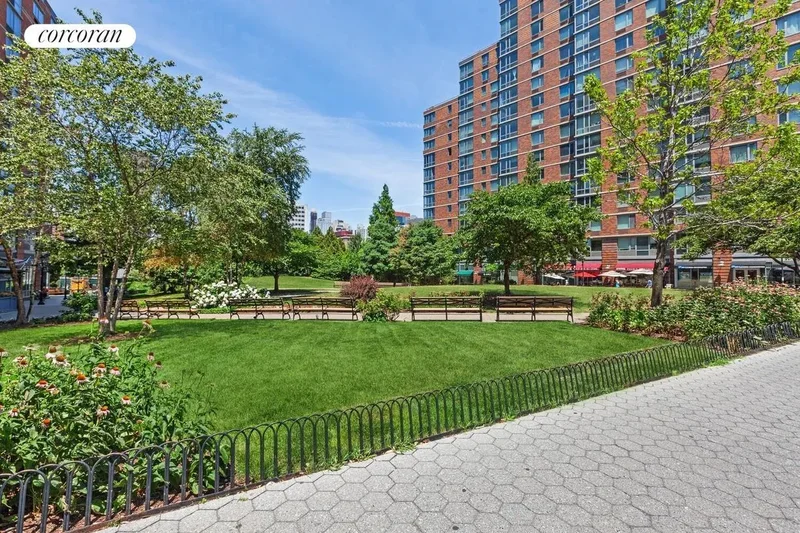 425 Main Street 14H, New York, NY 10044, New York, New York, United States. - Photo 29