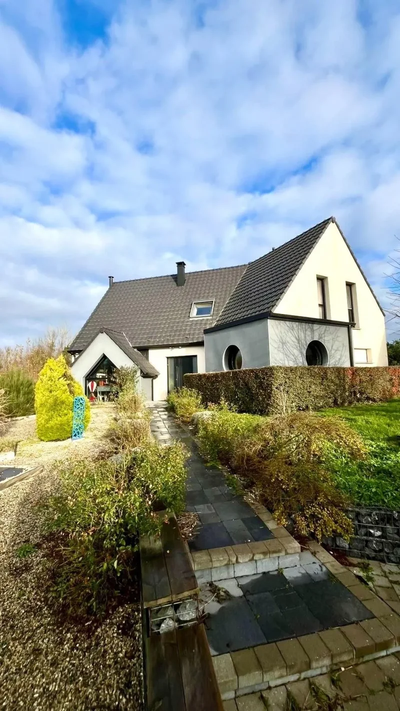 Maison de 191 m2 , sans travaux, sur 8000 m2 de terrain. Volumes, confort et tranquillité à deux pas