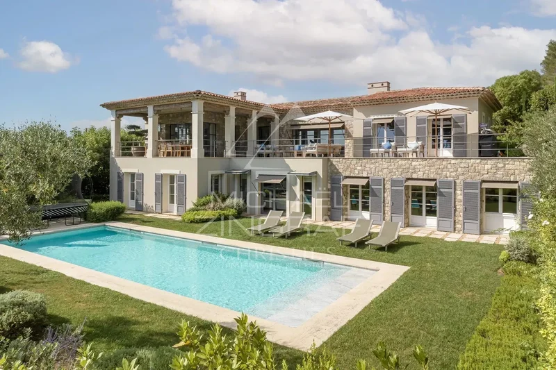 Ideally located in the heart of the most prestigious district in France