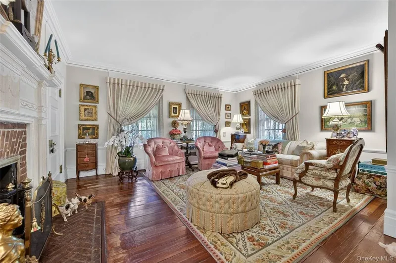 42 Clocktower Lane, Old Westbury, New York, United States. - Photo 2
