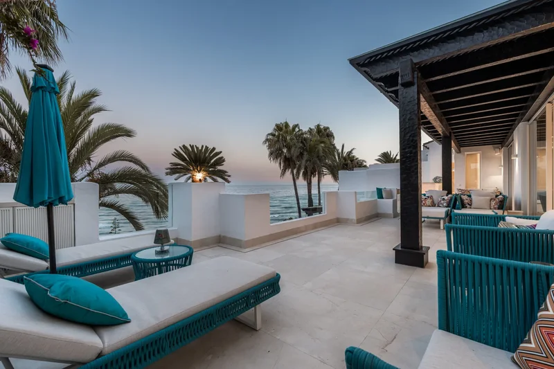 Beachfront luxury penthouse in Puente Romano