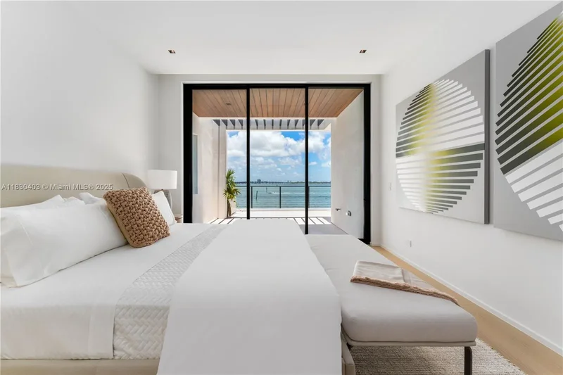 1045 N Venetian Dr, Miami, Florida, United States. - Photo 16