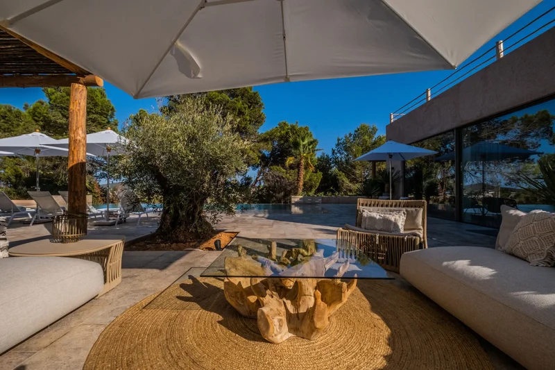 Villa Sense is located in Sa Caleta just a few steps from the beach. A few moments from the airport