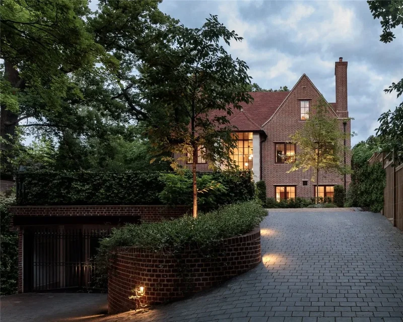 6 bed Detached House for Sale in N2