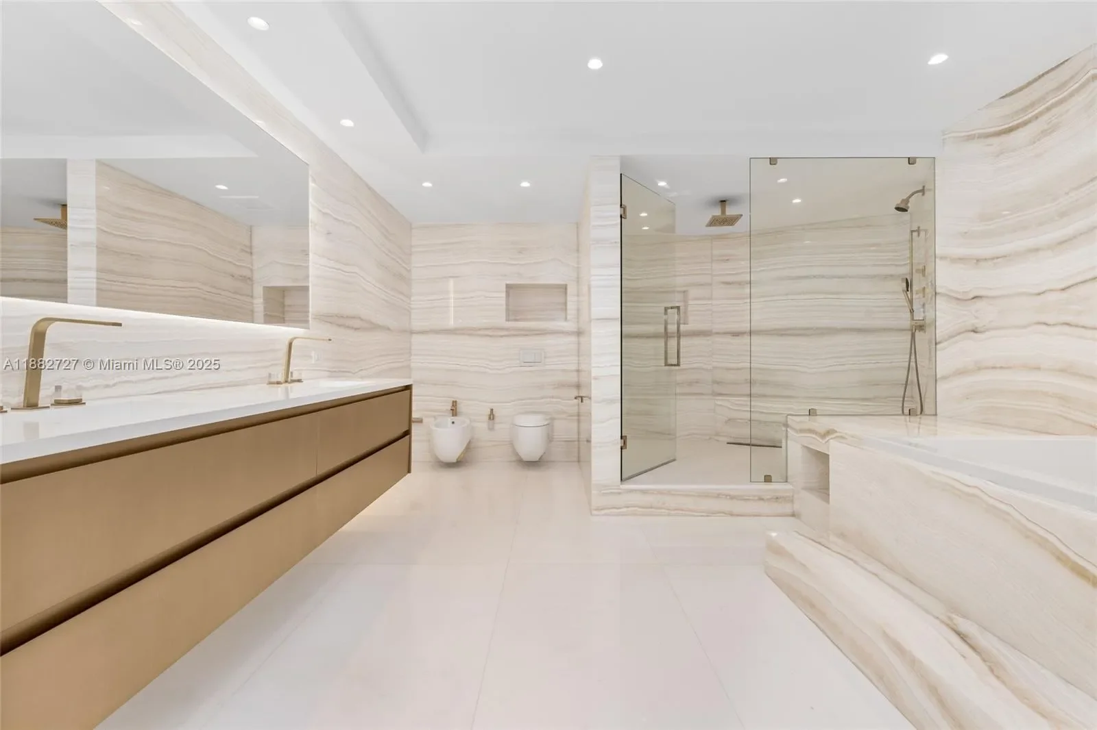 300 S Pointe Dr PH-5, Miami Beach, Florida, United States. - Photo 35