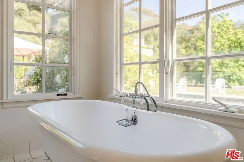 1520 Bonnell Drive, Topanga, California, United States. - Photo 32