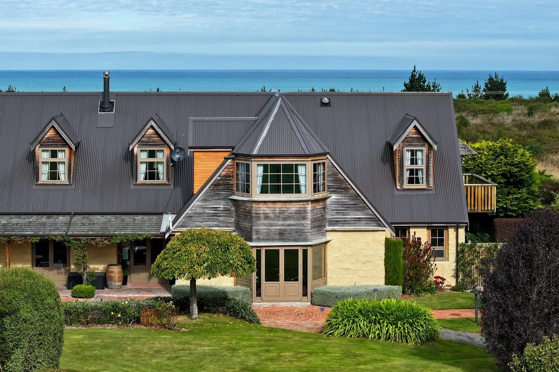 Exterior photo 5