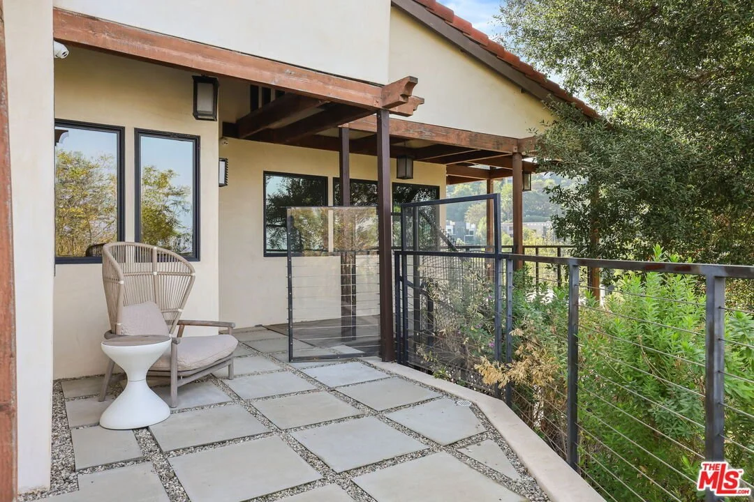 Exterior photo 11