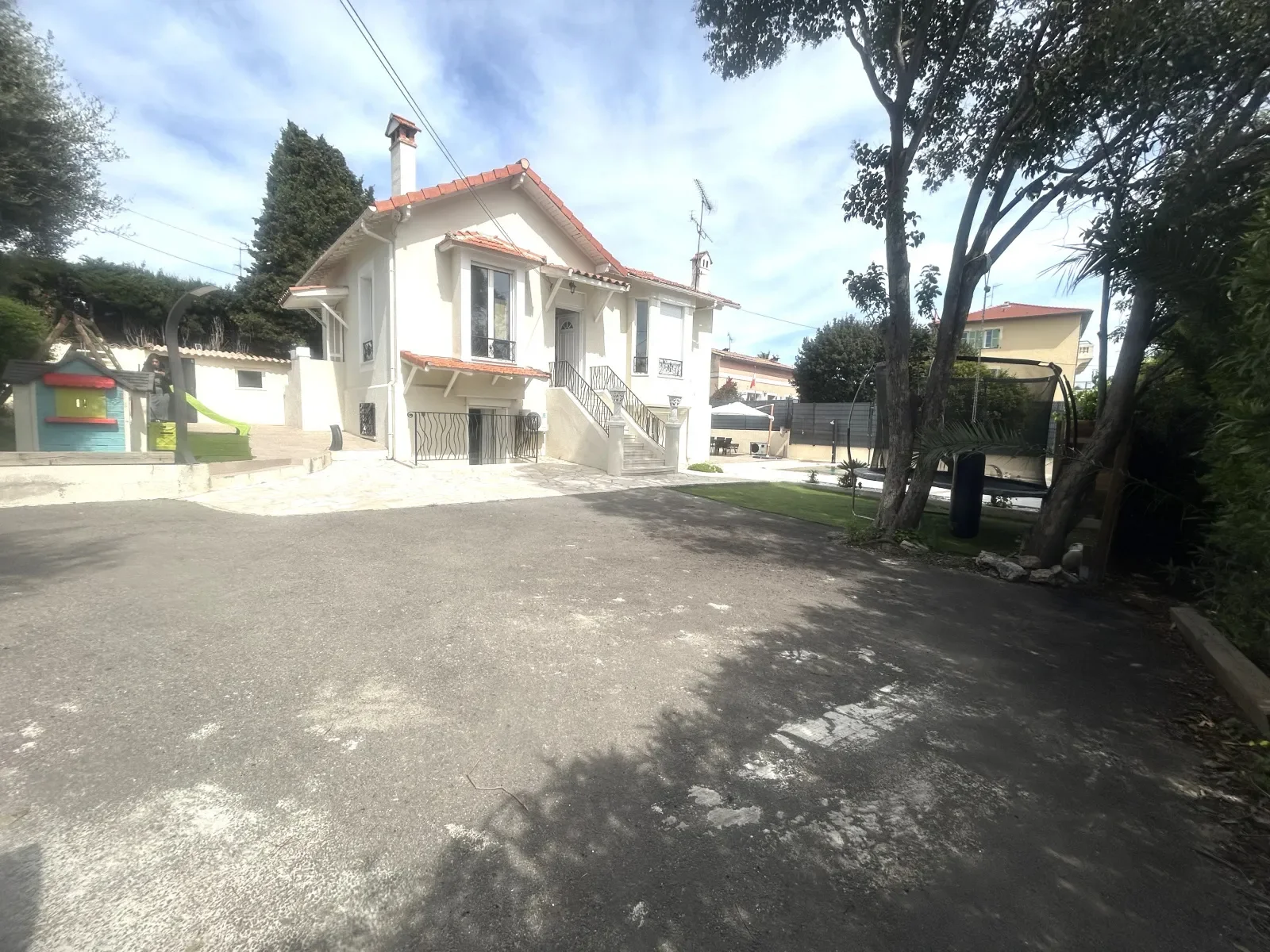 Exterior photo 3