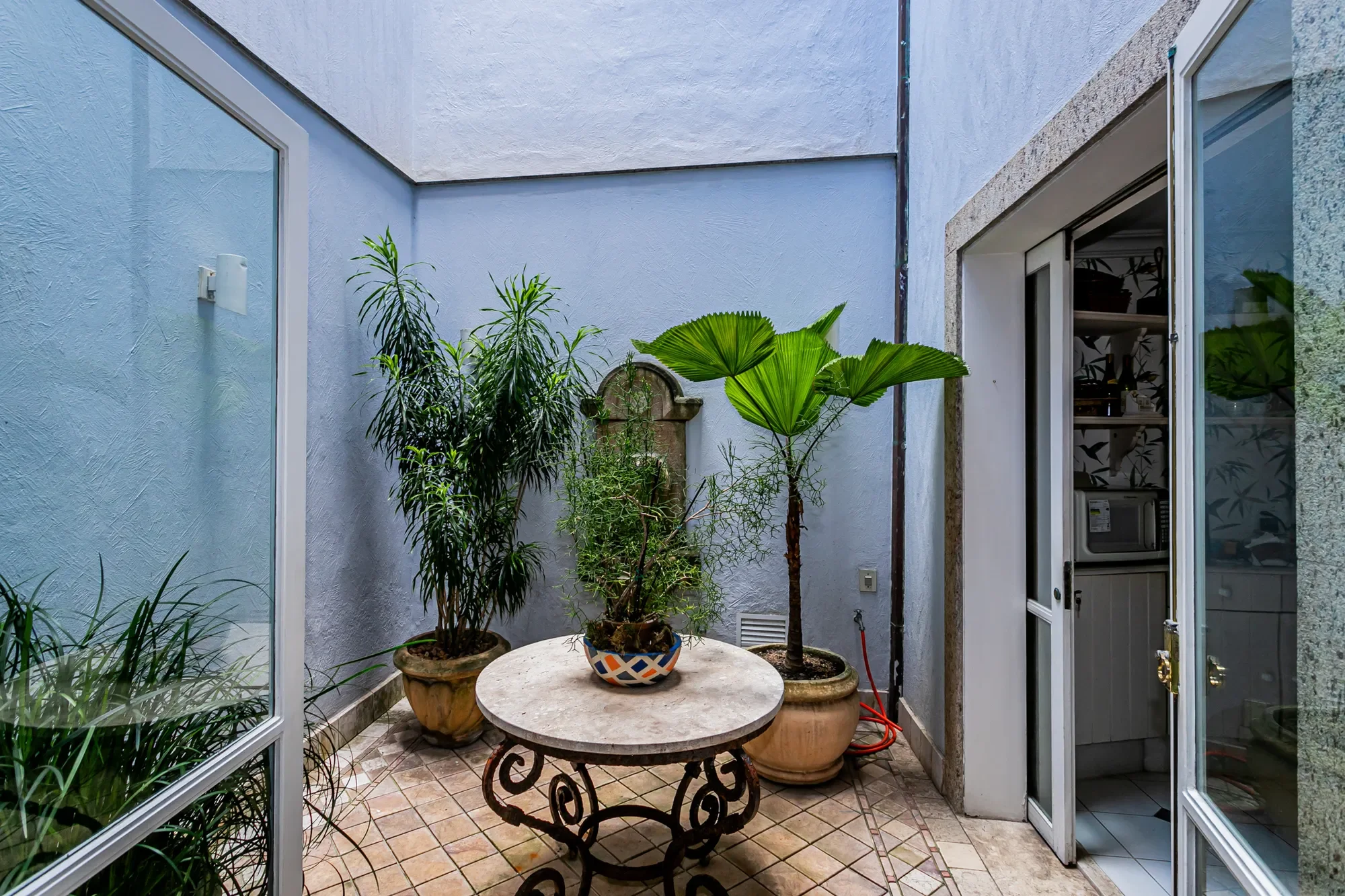 Exterior photo 4