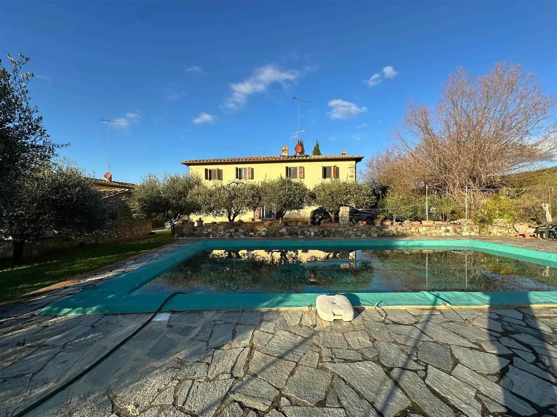 Exterior photo 2