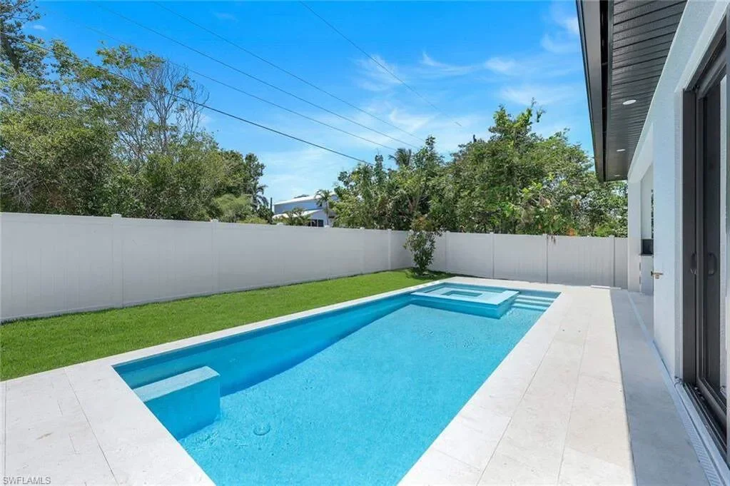 Exterior photo 7