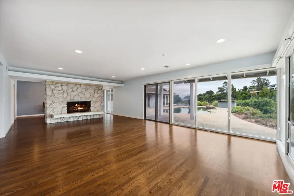 15901 High Knoll Road, Los Angeles, California, United States. - Photo 6