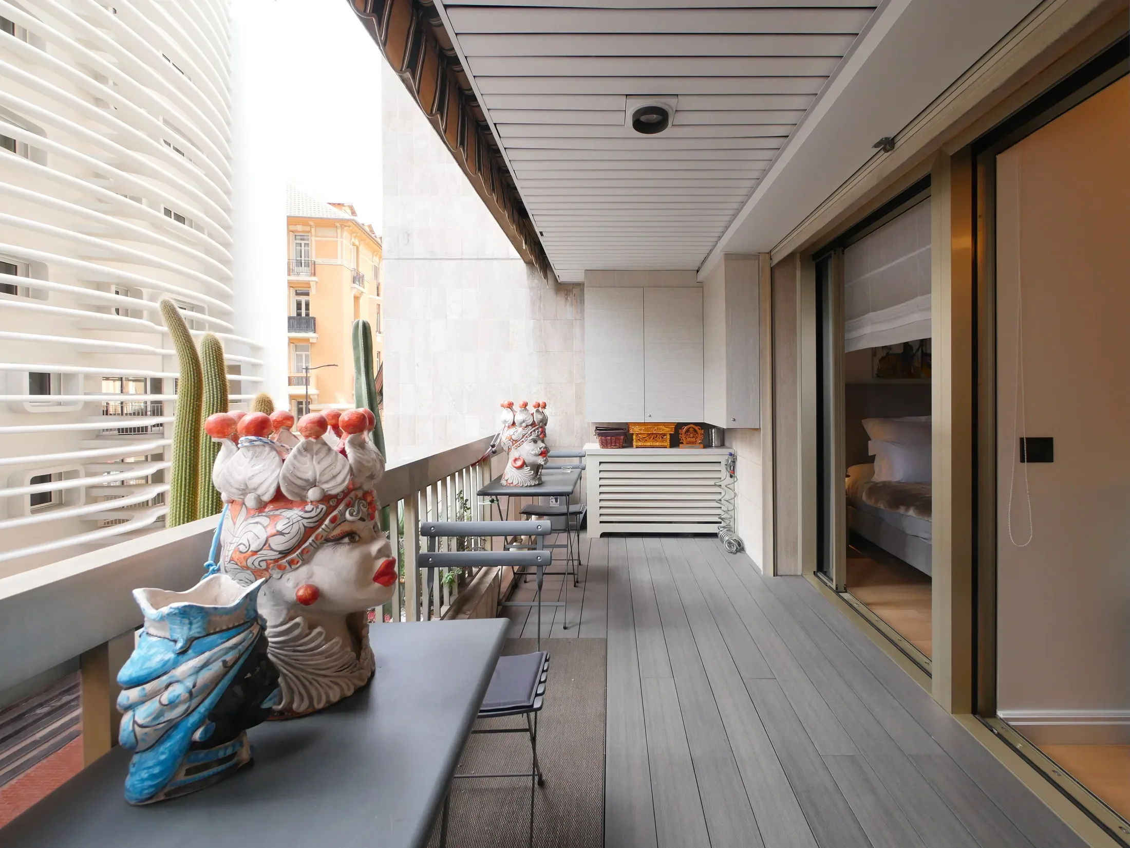 LES OLIVIERS - RENOVATED 1-BEDROOM FLAT - PARKING & CELLAR