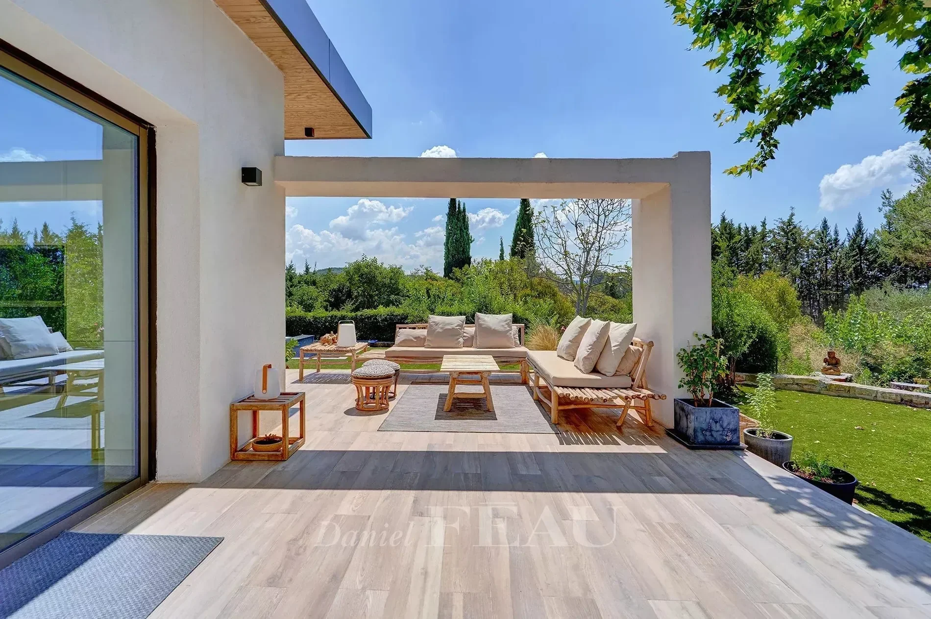 Exterior photo 6