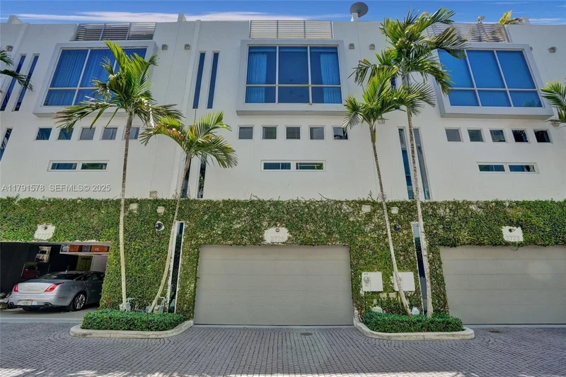 2725 NE 1st St, Hillsboro Beach, Florida, United States. - Photo 51
