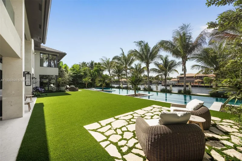 110 Holiday Dr, Hallandale Beach, Florida, United States. - Photo 10