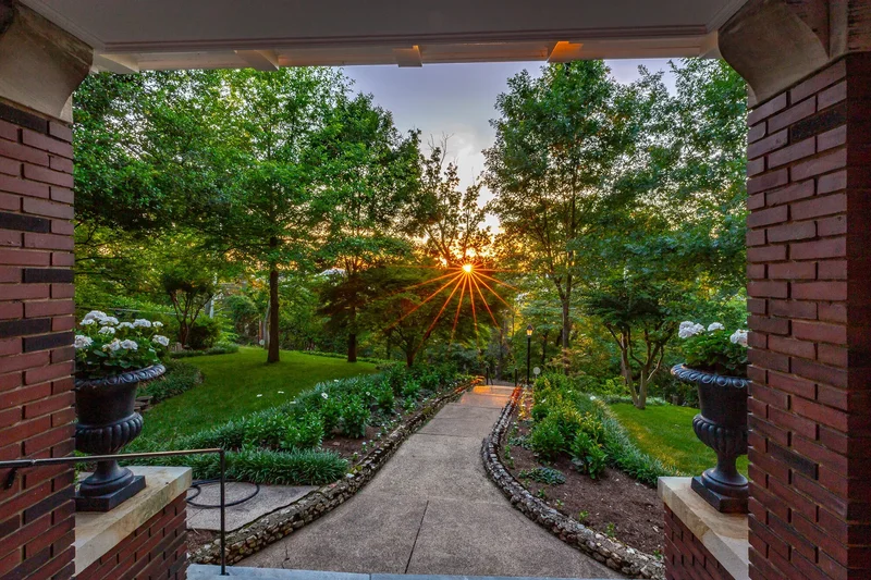 84 N Crest Rd, Chattanooga, TN 37404, Chattanooga, Tennessee, United States. - Photo 2