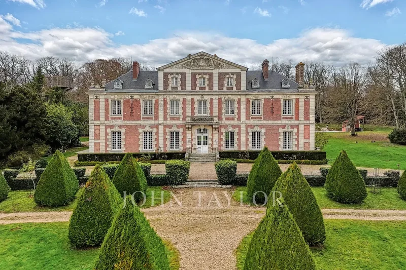 An exceptional 17th-century estate set on 15 hectares at the gateway to Paris