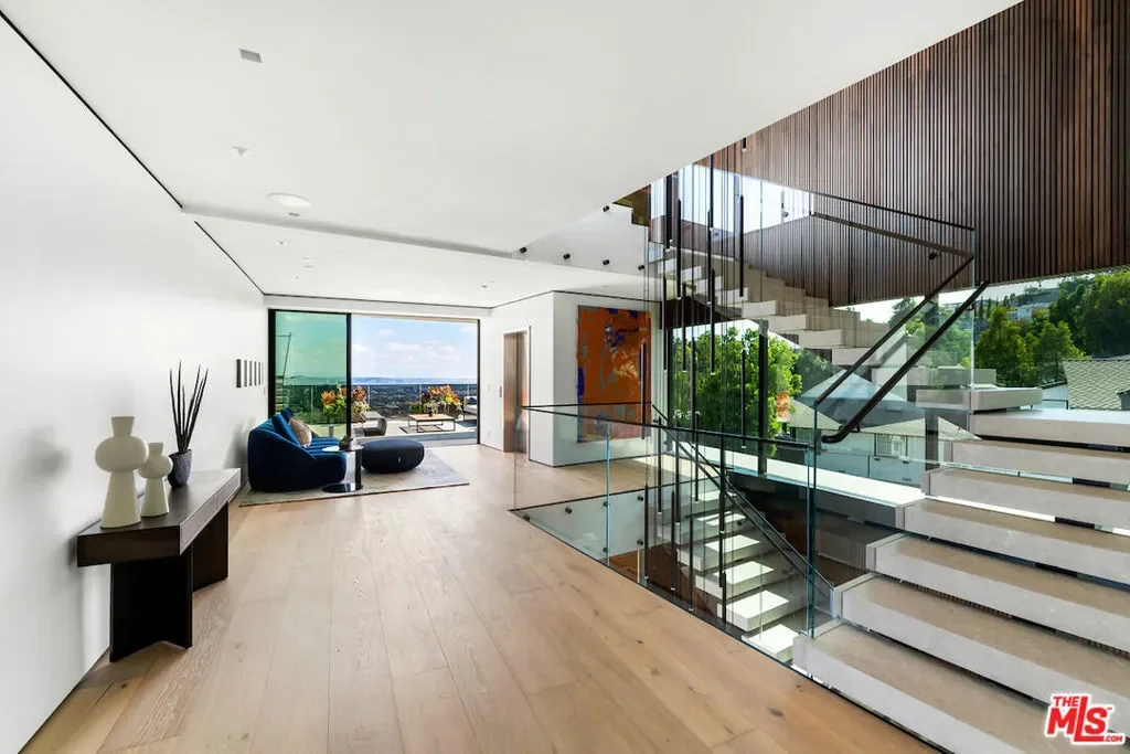 8116 Laurel View Drive, Los Angeles, California, United States. - Photo 13