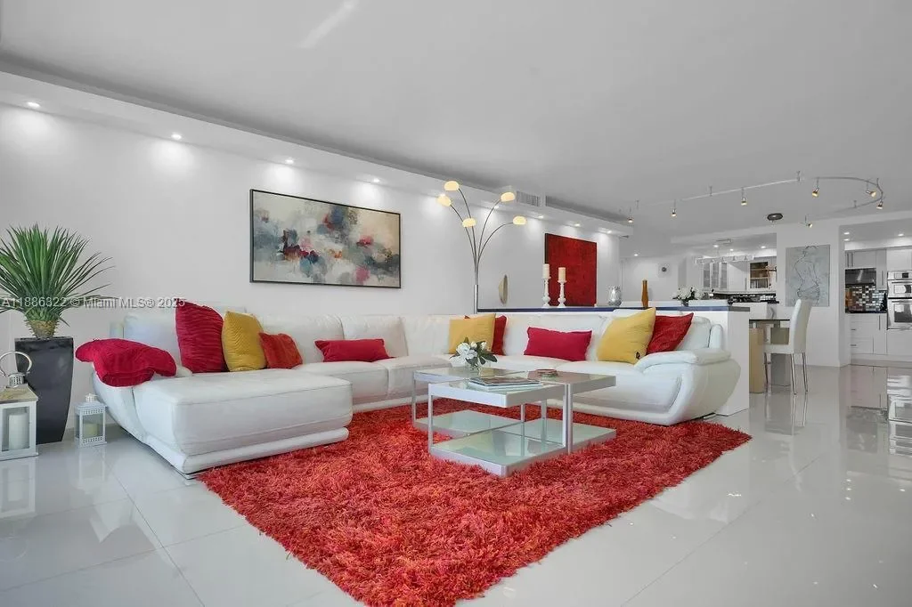 6039 Collins Ave 1126, Miami Beach, Florida, United States. - Photo 12