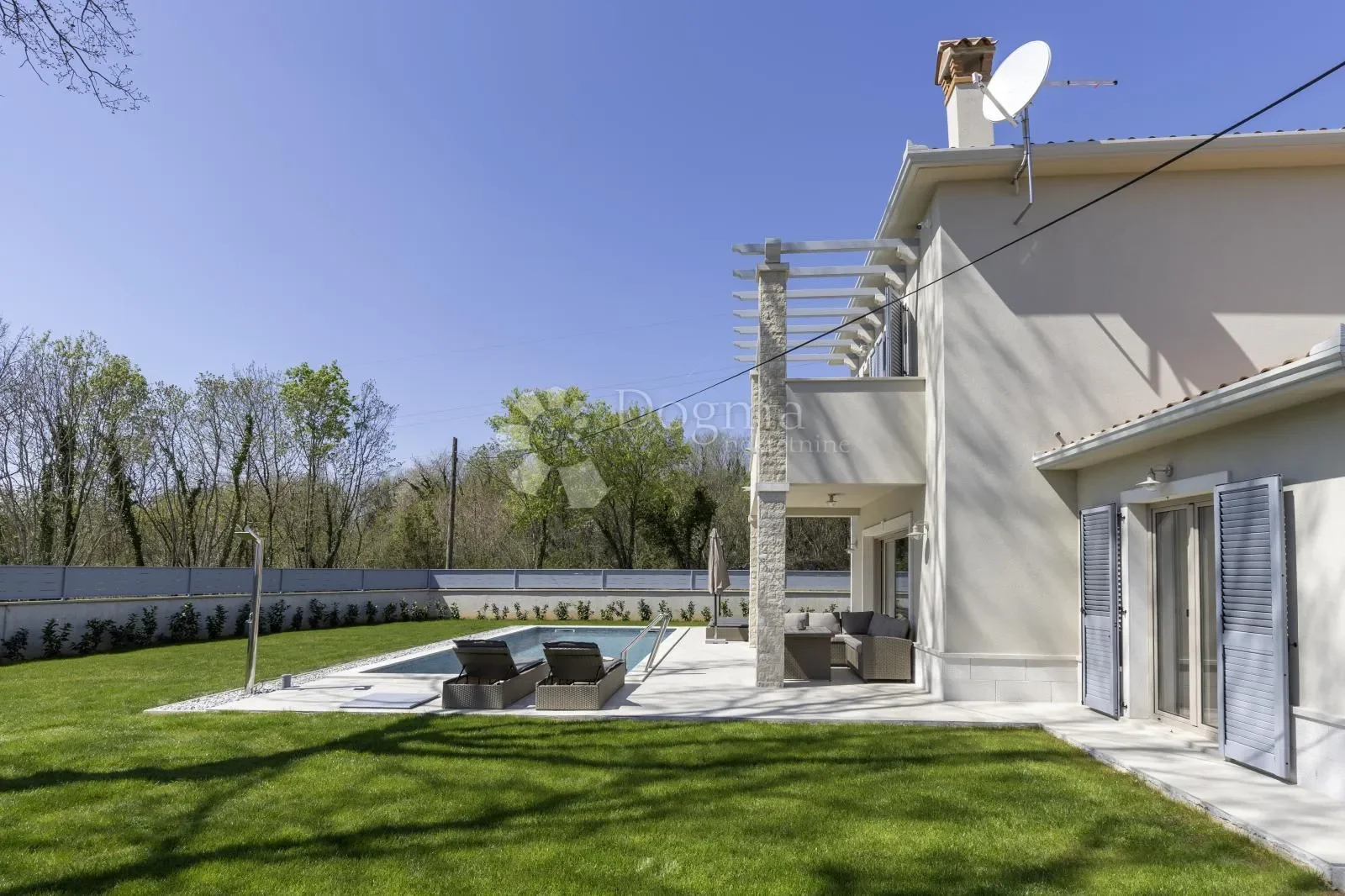 Exterior photo 5